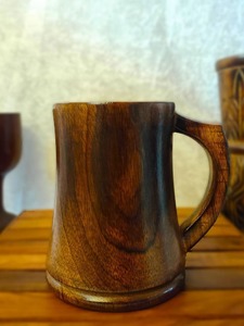 Chope à bière en bois faite à la main, design rétro solide avec poignée torsadée, pour adultes, pour les fêtes, par Craft World Export - Product Image 5