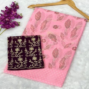 VASTRA COTTAGE Saree de Seda Brasso Premium con Estampado de Hojas Metálicas y Blusa Bordada de Terciopelo Marrón Intenso - Product Image 5