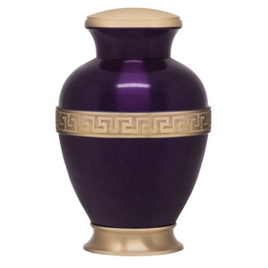 โกศทองเหลืองทำด้วยมือที่มีดีไซน์คลาสสิกและการตกแต่งที่เรียบเนียนเพื่อเป็นอนุสรณ์ที่สง่างามโดยการตกแต่งบ้านด้วยสัจพจน์ - Product Image 6