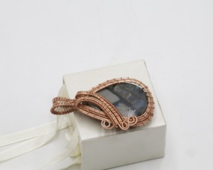 Pendentif en améthrine enveloppé de fil de cuivre, collier en cristal d'améthrine naturel, pendentif en pierre précieuse fait main, bijoux taille unique - Product Image 5