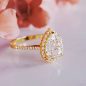 Élégante bague en argent sterling 925 plaqué or rose avec moissanite taille poire de 2 carats sertie à griffes, idéale pour fiançailles, fêtes, mariages et anniversaires - Product Image 4