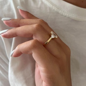 Bague de fiançailles de luxe en or 14K/18K avec trois diamants de laboratoire taille radiant de 3 carats, certifiée IGI, pour mariage - Product Image 5