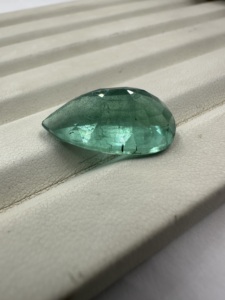 Esmeralda natural de gran tamaño, corte pera, piedra suelta de 13.48 quilates, verde pulido, para la elaboración de joyas. - Product Image 4