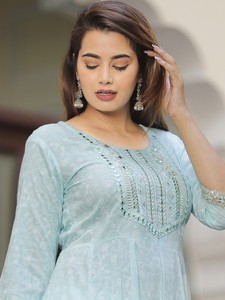 Traje Anarkali de 3 Piezas de Rayón Twinfeet con Bordado - Product Image 3