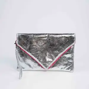 ISO BSCI Factory's Metallic Silver Crackle Clutch, Perfect for On-the-go Makeup, Great for Storage
