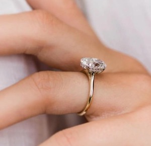 Anillo de diamantes solitario de corte ovalado clásico, elaborado en oro macizo, estilo llamativo, joyería de aniversario para mujer, recuerdo precioso. - Product Image 1