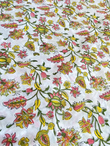 ผ้าฝ้ายพิมพ์ลายดอกไม้หลากสีแบบแฮนด์บล็อก  รักษ์โลก น้ำหนักเบา 90 GSM กว้าง 43/44 นิ้ว สำหรับทำชุดเดรสและของตกแต่งบ้าน ขายเป็นหลา - Product Image 2