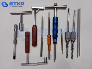 STKR INTERNATIONAL Juego de Instrumentos Quirúrgicos Ortopédicos Manuales DHS DCS Herramientas Clase I Mango Metálico Regla de Medición Brocas CE - Product Image 4