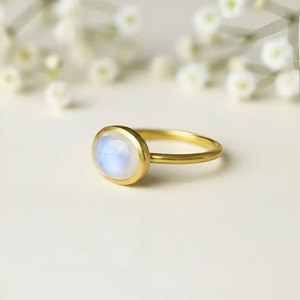 Bague artisanale en laiton avec pierre de lune ronde, style bohème minimaliste, bijou de guérison empilable pour femme - Product Image 1