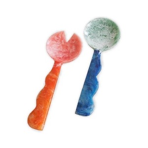 Ensemble de serveurs à salade en résine colorée Moon Rise Craft avec extrémités en métal doré, compatibles lave-vaisselle/micro-ondes/four, couleurs de logo personnalisables - Product Image 3