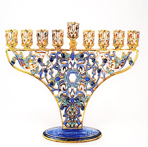 Menorah minimaliste en métal argenté poli en forme de U sur une base rectangulaire solide. Il est disponible à prix de gros. - Product Image 3