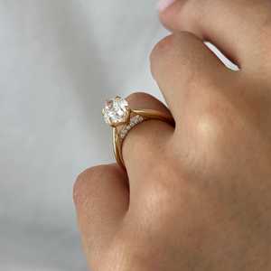 Anillo de Compromiso con Diamante Cultivado en Laboratorio de 2.5 Quilates, Corte Pera, Diseño Tulipán Único, Oro Amarillo de 14k, Certificado IGI - Product Image 2