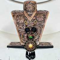 Buste de présentation de bijoux en cuir véritable de qualité supérieure fait à la main avec un support de bijoux floral sculpté pour l'affichage en salle d'exposition