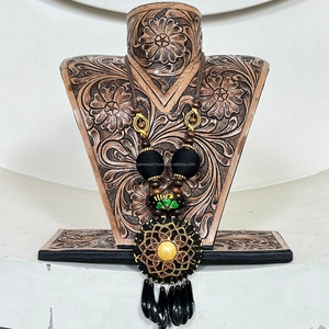 Buste de présentation de bijoux en cuir véritable de qualité supérieure fait à la main avec un support de bijoux floral sculpté pour l'affichage en salle d'exposition - Product Image 5