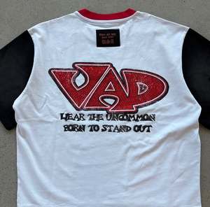 T-shirt personnalisé pour homme, coupe ample, manches courtes, imprimé graphique vintage, détail de manches contrastées, coton premium, streetwear - Product Image 5