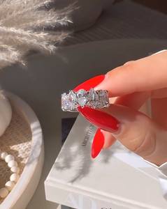 Bague de fiançailles pour femme avec diamant de laboratoire incolore taille poire |   Bague de mariage en moissanite de luxe |   Bijoux de promesse de mariage élégants - Product Image 2