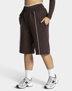 Shorts pour femmes de qualité supérieure, brodés avec logo personnalisé, shorts bermudas marron avec bordure contrastante blanche, shorts à genoux contrastants. - Product Image 6