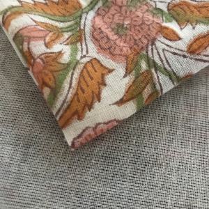 Tela de algodón estampada a mano con motivos florales de enredaderas |   Textil Indio en Tonos Naturales de la Tierra - Product Image 2