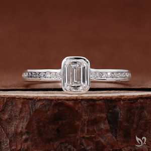 Bague minimaliste en or blanc 10 carats avec diamant de laboratoire taille émeraude de 0,5 ct serti clos et bandeau en sangle. - Product Image 1