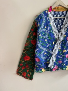 เสื้อแจ็คเก็ตปักลายพูลการีแบบอินเดียทำมือสำหรับผู้หญิง ทรงสั้น เปิดด้านหน้า ไซส์เดียว - Product Image 3