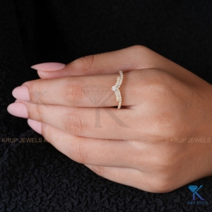 Bague de mariage incurvée en diamant de laboratoire, or jaune massif, avec pavé de chevron, bijoux de mariée raffinés pour femme, pour tous les jours - Product Image 6