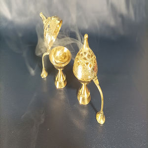 Aroma divino de brillo dorado. Presentamos nuestro elegante Dhoop Dani de latón, su nueva forma favorita de purificar su espacio y sus espíritus. - Product Image 3