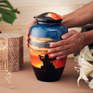Urne funéraire en métal de forme ovale avec impression numérique, silhouette de chanteur écossais au coucher du soleil, vase commémoratif fait main, souvenir de sympathie, objet d'art moderne - Product Image 5