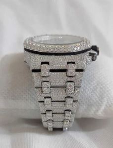 Reloj de Lujo con Incrustaciones de Diamantes Redondos Brillantes de Moissanita para Colección Hip Hop Unisex, Reloj Hecho a Medida por el Fabricante - Product Image 3