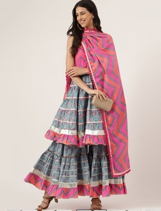 Ensemble Anarkali Sharara traditionnel en coton gris KV avec design sans manches, infroissable et à séchage rapide (Ensemble de 3 pièces pour soirée) - Product Image 2