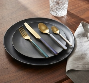 Juego de cubiertos minimalistas dorados con mangos de colores, acabado mate, apto para lavavajillas, para bodas y uso diario. - Product Image 6