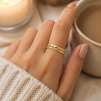 Großhandel Maßgefertigter 18K Vergoldeter Titanring mit 5 CZ-Stein-Einlagen Minimalistischer Ultraleichter Stapelbarer Ehering 2mm