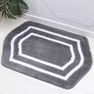 Alfombra de Baño Moderna de Algodón con Diseño Geométrico, Forma Rectangular, Borde Gris y Blanco, Base Antideslizante de Goma, Felpa Mediana, Patrón Festoneado - Product Image 1