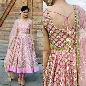 Magnifique robe Anarkali en polyester pour les fêtes, ornée de sequins et de broderies. - Product Image 1