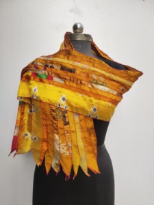 Écharpe en soie jaune à imprimé géométrique ethnique, forme carrée, multifonctionnelle, tendance pour femmes, toutes saisons - Product Image 4