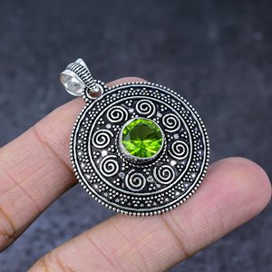 Pendentif en argent plaqué sterling avec pierres précieuses péridot taillées, style bohème, unisexe, fait main, idéal pour les fêtes - Product Image 2