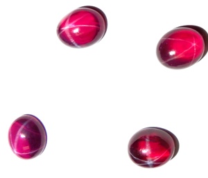 Rubis étoilé transparent ovale 8x10 mm 4,5 carats, cabochon poli créé en laboratoire avec effet étoile à 6 branches pour la fabrication de bijoux - Product Image 1