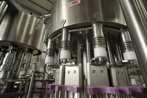 Máquina Automática de Alta Velocidad para Llenado y Tapado de Botellas de Agua Mineral con Motor PLC, Bomba y Rodamiento para Bebidas, Accionamiento Eléctrico - Product Image 3