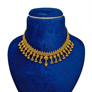 Collar choker tradicional con acabado dorado mate y diseño paisley, con cadena de eslabones con cuentas intrincadas, ideal para bodas étnicas y fiestas. - Product Image 1