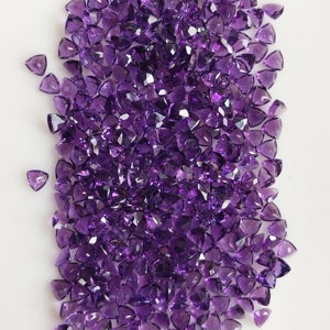 อเมทิสต์แอฟริกันธรรมชาติ 4 มม. ทรงทริลเลียนคัท สีม่วง คุณภาพดีที่สุด พลอยหลวม ปรับขนาดแล้ว สำหรับทำเครื่องประดับ ผลิตภัณฑ์จากเรดเมาน์เทน เจมส์ - Product Image 5