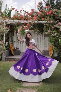 Lehenga Choli Romántico Morado con Bordado Gota de Loto, Traje Tradicional Indio para Bodas, para Mujer, Largo Regular, Corte Holgado, Sin Arrugas - Product Image 1