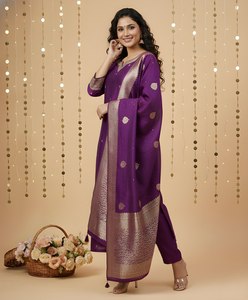 Ensemble Kurta et pantalon en soie romaine brodée violette avec dupatta, col cœur, coupe droite longueur mollet, tenue ethnique pour femme - Product Image 5