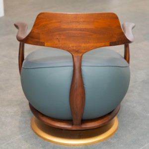 Fauteuil d'appoint moderne en bois de chêne, siège rembourré en cuir marron, design pivotant, base en métal doré, OEM ODM PISANO - Product Image 3