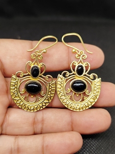 Boucles d'oreilles créoles en laiton sculpté à la main avec onyx noir véritable - Product Image 4