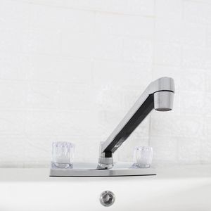 Rubinetto Miscelatore per Lavello da Cucina in Ottone con Doppia Maniglia in Acrilico, Finitura Cromata Lucida - Product Image 6