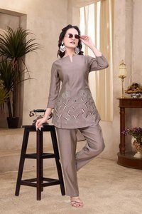 ÚLTIMO MODELO DE CONJUNTO COORDINADO SALWAR KAMEEZ DE SEDA CON MÚLTIPLE BORDADO, ROPA FORMAL COLOR MARRÓN, PRECIO AL POR MAYOR, PRENDAS ÉTNICAS PARA FIESTAS - Product Image 1