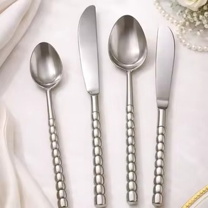 Ensemble de couverts élégants en acier inoxydable avec poignées perlées, finition miroir haute brillance, passe au lave-vaisselle, idéal pour les occasions de mariage - Product Image 1