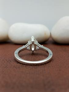 แหวนแต่งงานทรงมาร์คีส์ทันสมัยจาก D'VINS JEWELS เพชรทรงบริลเลียนต์สี D ขาว  สำหรับใส่กับตัวเรือนเงินหรือทอง - Product Image 5