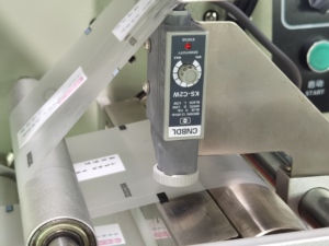 เครื่องบรรจุฟิล์มหมอนอัตโนมัติใช้งานง่ายสำหรับ<span class=keywords><strong>หน้ากาก</strong></span>แบบใช้แล้วทิ้งสำหรับบรรจุปิดผนึกสินค้า<span class=keywords><strong>ทางการ</strong></span><span class=keywords><strong>แพทย์</strong></span> - Product Image 6