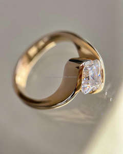 Anillo de Compromiso Moderno con Diamante Cultivado en Laboratorio con Corte Asscher y Diamantes Laterales con Media Engaste, Anillo Nupcial de Oro Amarillo Sólido de 10K/14K/18K - Product Image 3