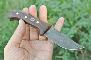 Cuchillo de Caza y Camping de Acero de Damasco Hecho a Mano de Alta Calidad, Cuchillo de Supervivencia para Exteriores de Hoja Fija con Mango de Madera Sólida y Protector - Product Image 3